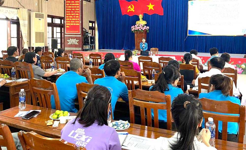 Dien Ban Ward Trade Union provides specialized training on trade union financial work and negotiation skills, collective labor agreement signing for grassroots trade union officials. Photo: Dien Ban Trade Union