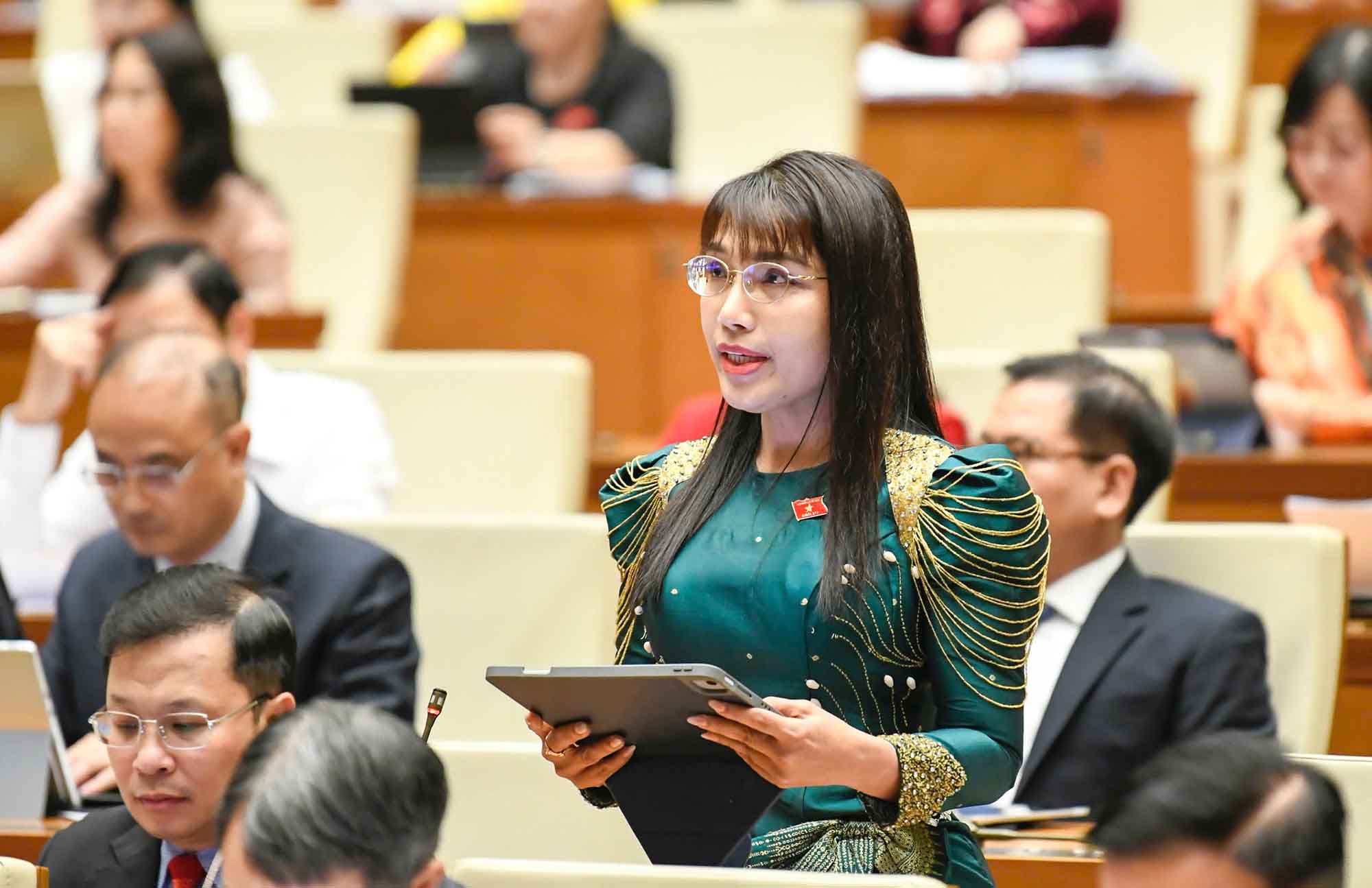 Delegate Chau Quynh Dao said that the work of lottery sellers is risky and arduous. Photo: Nhu Y