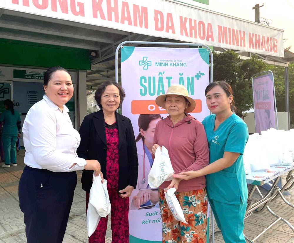 The grassroots trade union of Minh Khang General Clinic (under Dien Ban Ward Trade Union) organized a charity program to donate 100 free breakfasts to patients in difficult circumstances. Photo: Dien Ban Trade Union