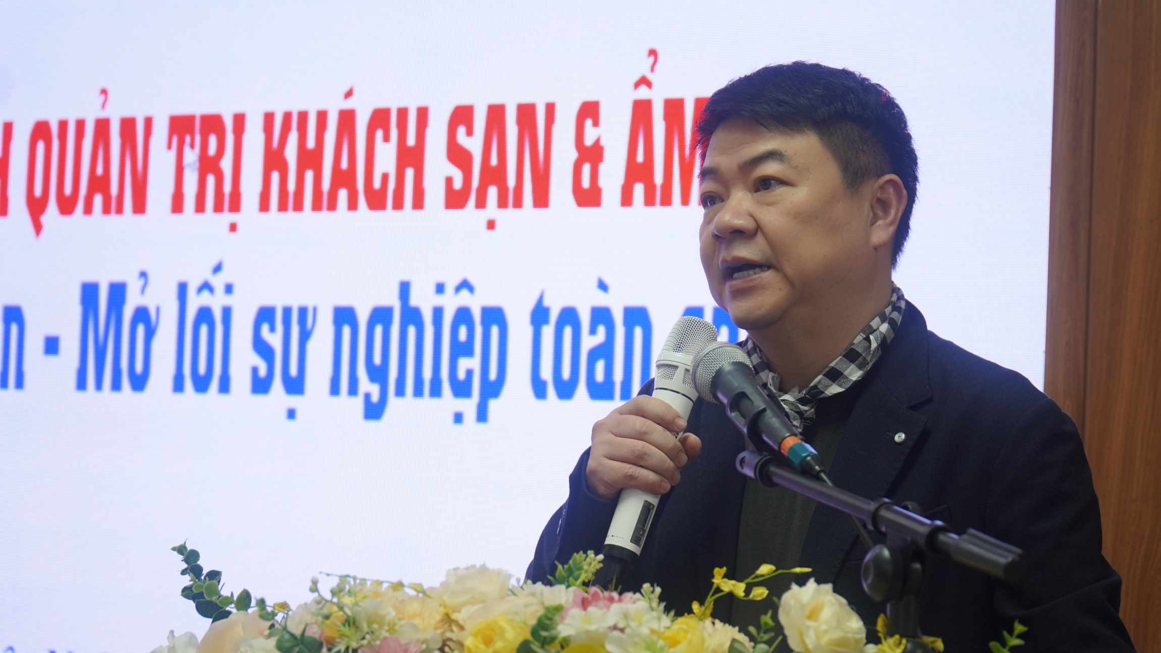 Nguyễn Thường Quân khích lệ các bạn sinh viên không ngừng nỗ lực, kiên trì theo đuổi hoài bão và ước mơ của mình, xem đó là động lực để vươn xa và chinh phục những cơ hội lớn trong tương lai. Ảnh: Minh Vũ