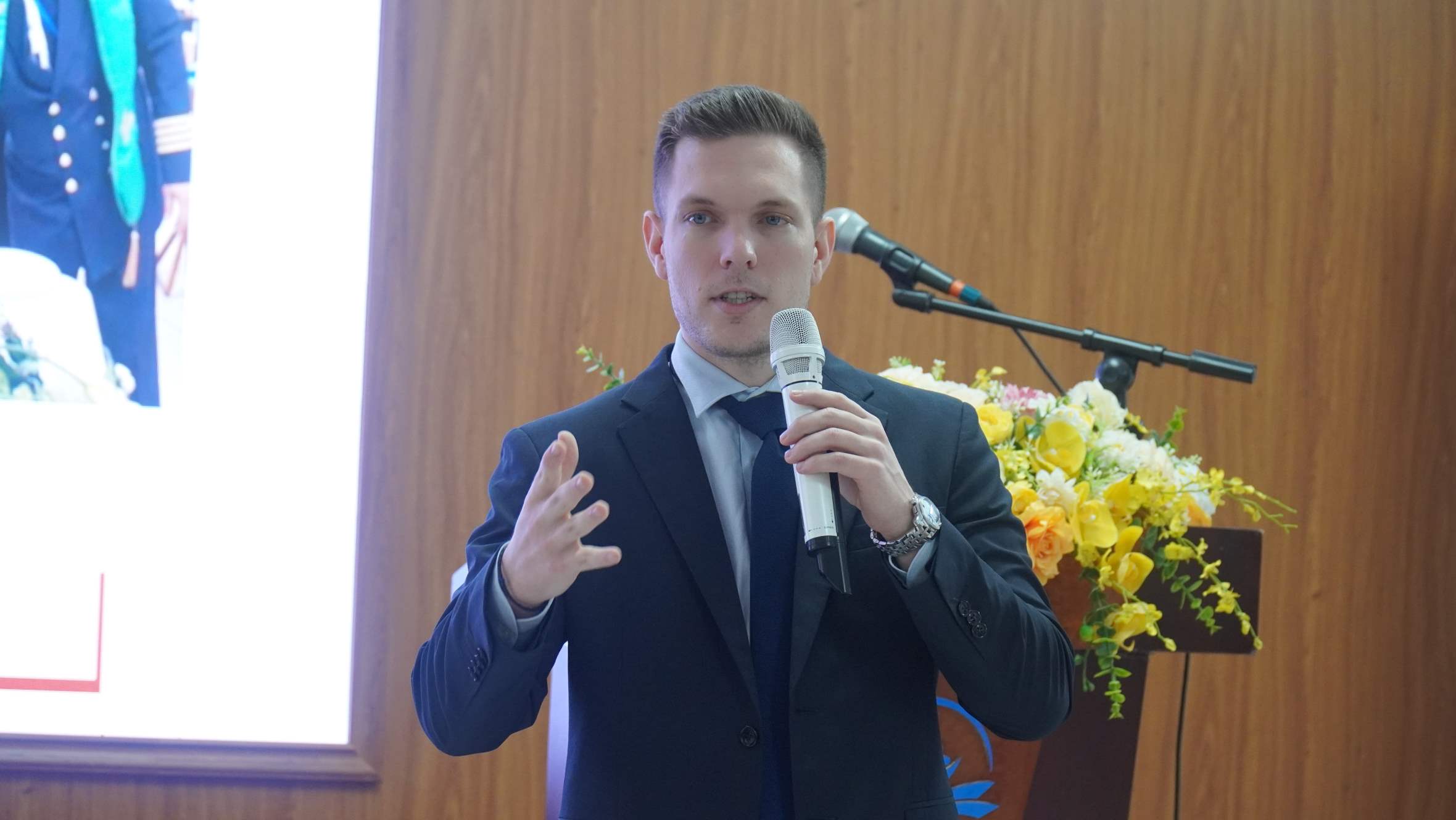 Ông Stefanos chia sẻ hành trình của mình tại sự kiện. Ảnh: Minh Vũ