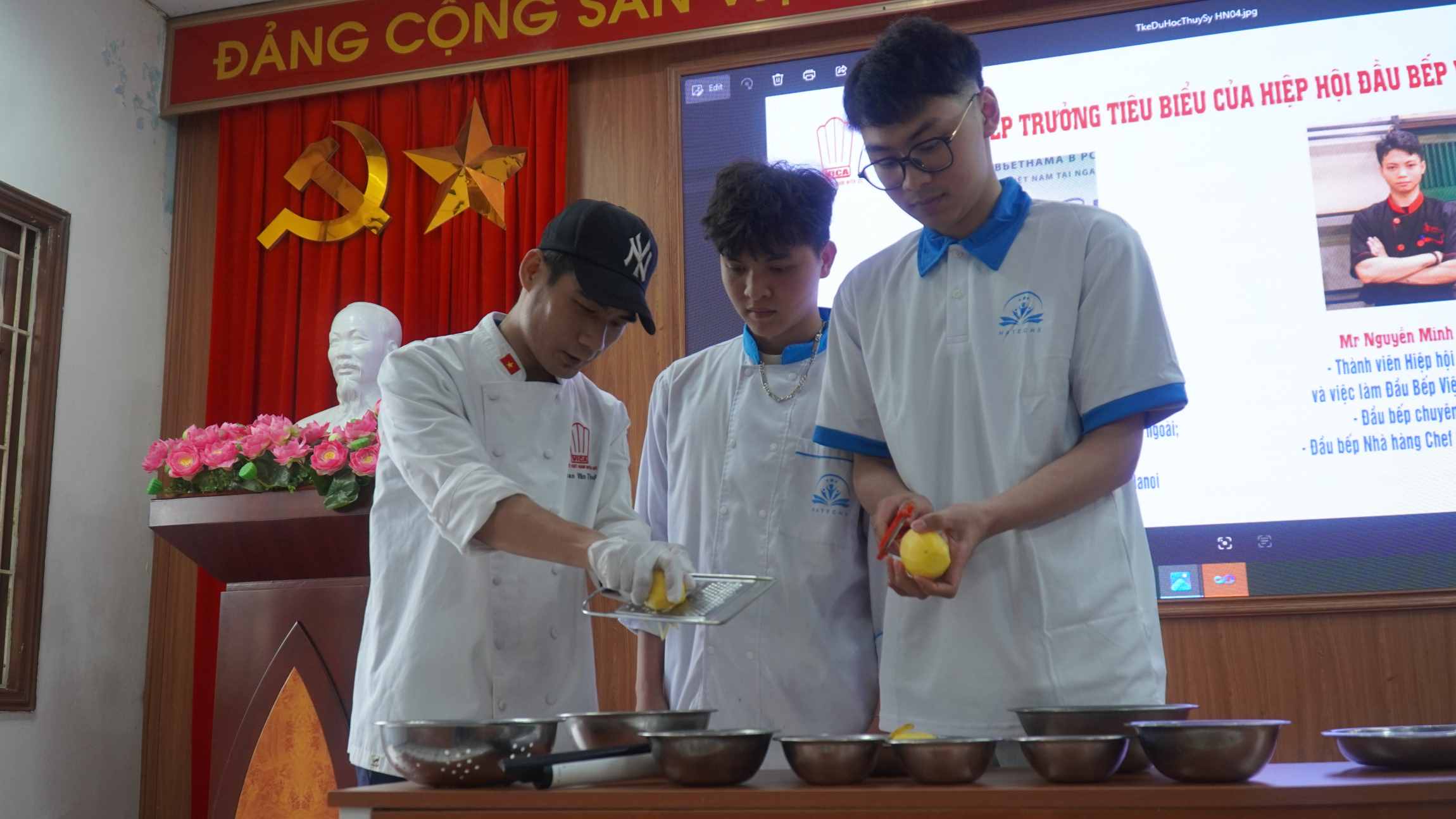 Đầu bếp Phan Văn Thực cùng các bạn sinh viên làm món bánh tại mô phỏng bếp. Ảnh: Minh Vũ