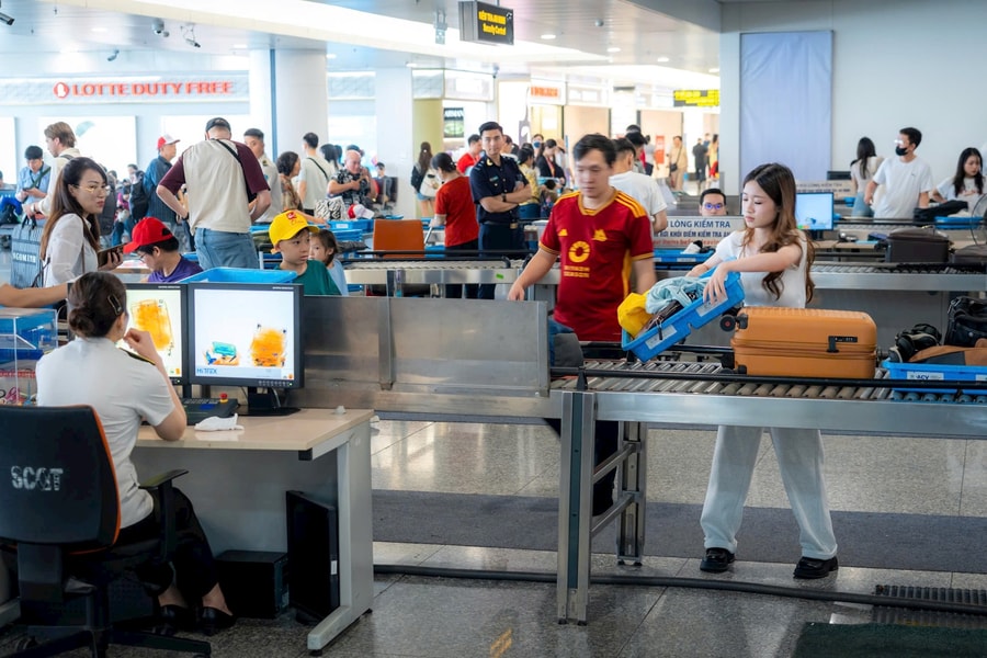 노이바이 공항은 휴일 성수기에 1단계 보안 통제를 적용합니다. 사진: 판꽁
