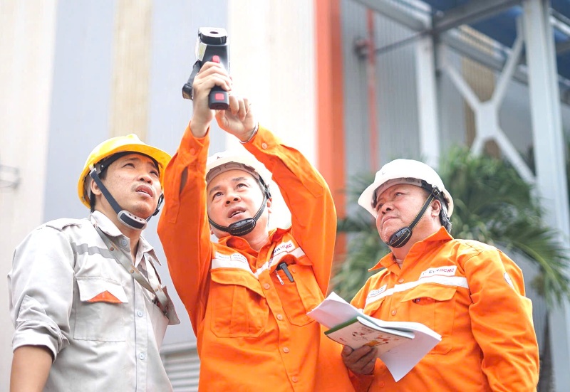 El personal de EVNHCMC inspecciona, detecta y maneja oportunamente cualquier defecto para garantizar un suministro eléctrico estable, seguro y continuo durante las principales festividades de abril y mayo de 2026. Foto: Đức Long