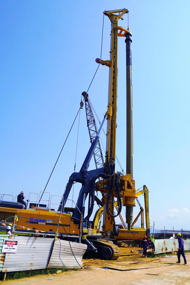Công đoạn khoan cọc nhồi tạo chân cầu vượt đường cao tốc. Ảnh: Hoài Phương