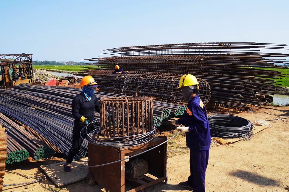 Nữ công nhân tất bật làm việc trên công trường dự án. Ảnh: Hoài Phương