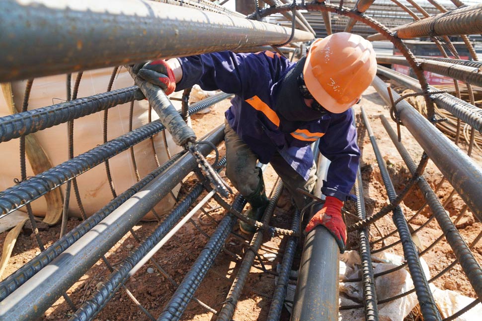 Công nhân thi công khuôn thép tạo chân cầu vượt đường cao tốc. Ảnh: Hoài Phương