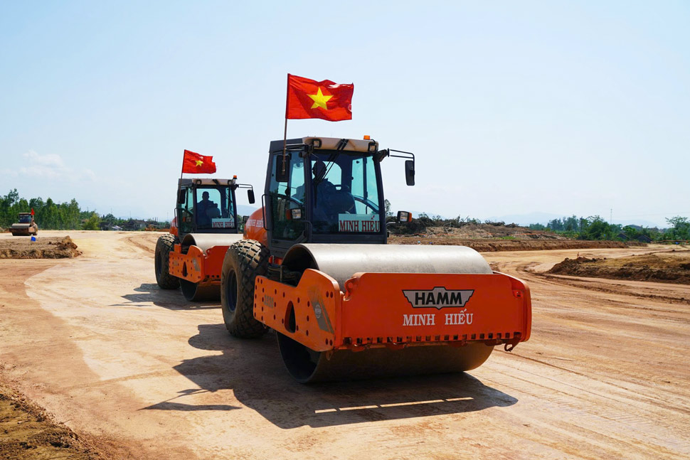 Máy móc thi công giữa trời nắng gắt. Ảnh: Hoài Phương