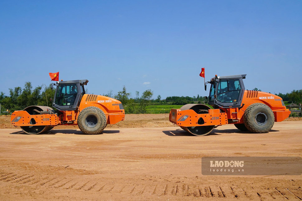 Construction machinery of the Quy Nhon - Pleiku Expressway Construction Investment Project. Photo: Hoai Phuong