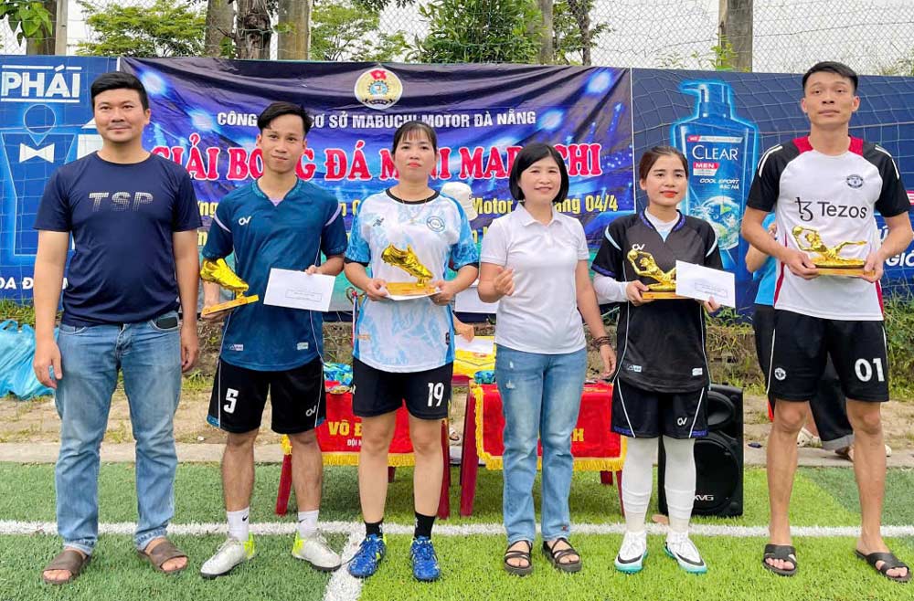 The grassroots trade union of Mabuchi Motor Da Nang Co., Ltd. organized the closing ceremony and awarded the 2026 Mabuchi Mini Football Tournament. Photo: Da Nang Trade Union