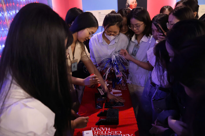 Sinh viên một số trường đại học ở Hà Nội tham gia các hoạt động ở triển lãm Founder Museum. Ảnh: Anh Vũ