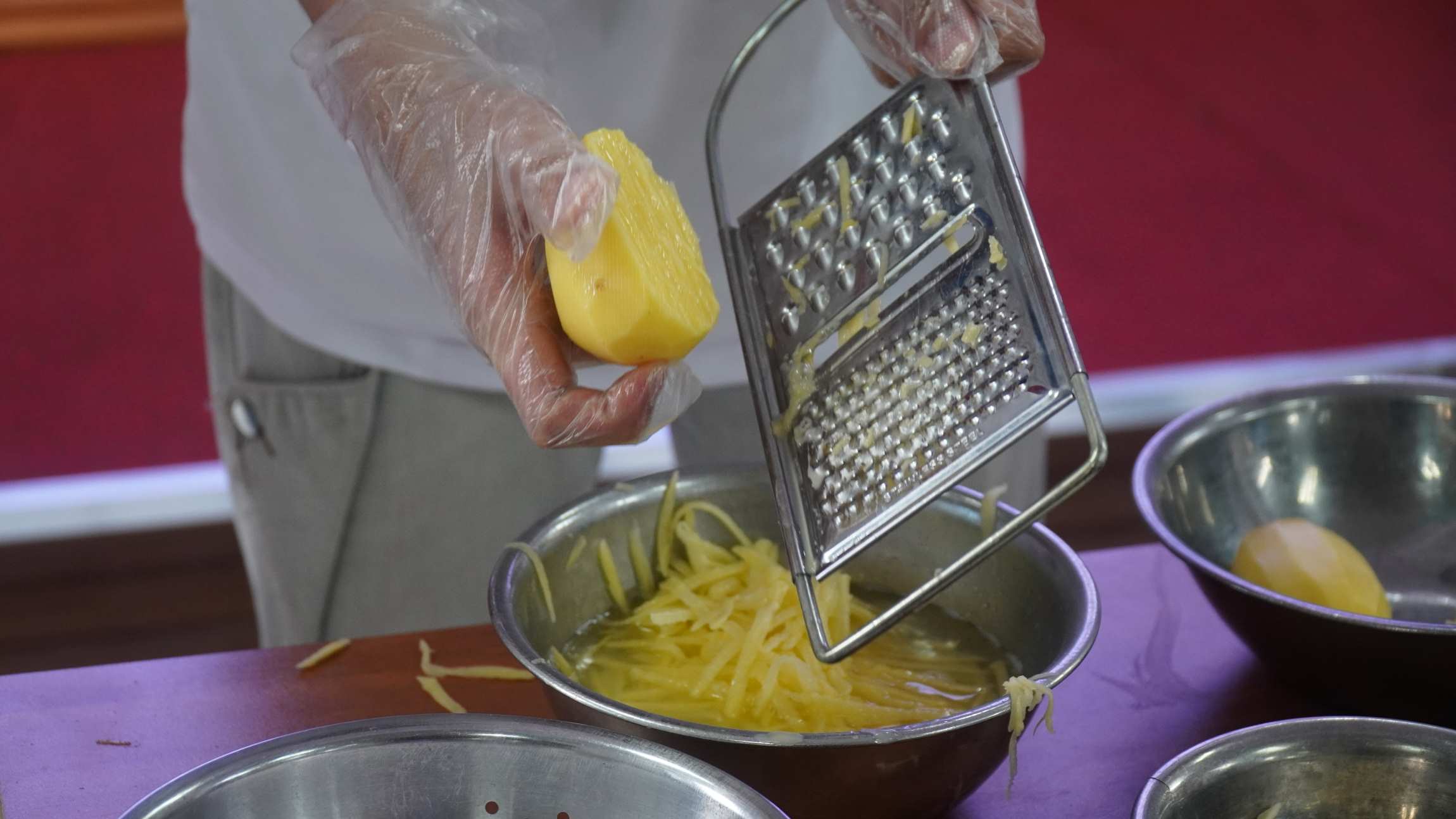 Gọt và rửa sạch khoai. Ảnh: Minh Vũ