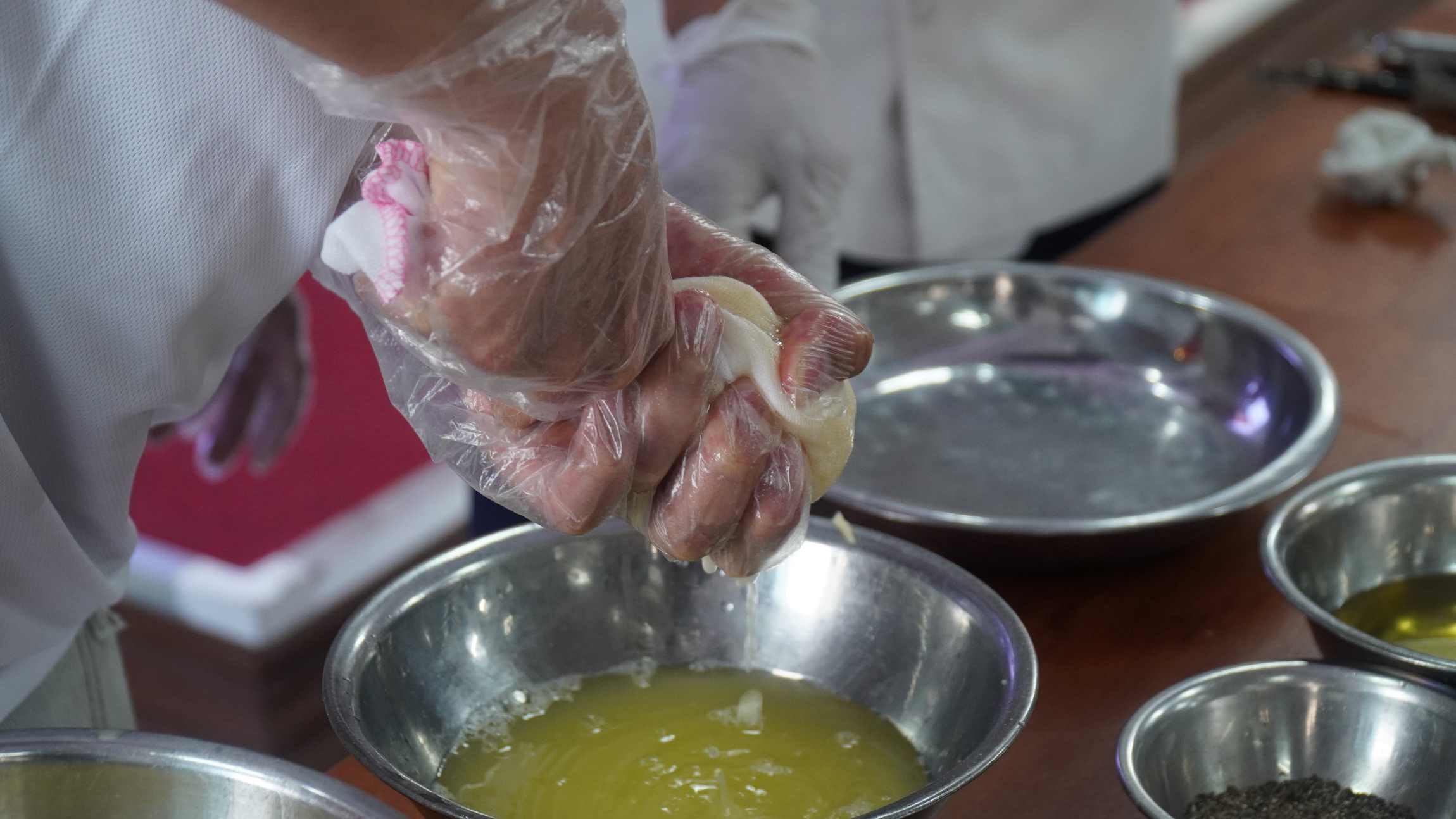 Khoai tây phải được vắt kiệt để giữ được  độ giòn. Ảnh: Minh Vũ