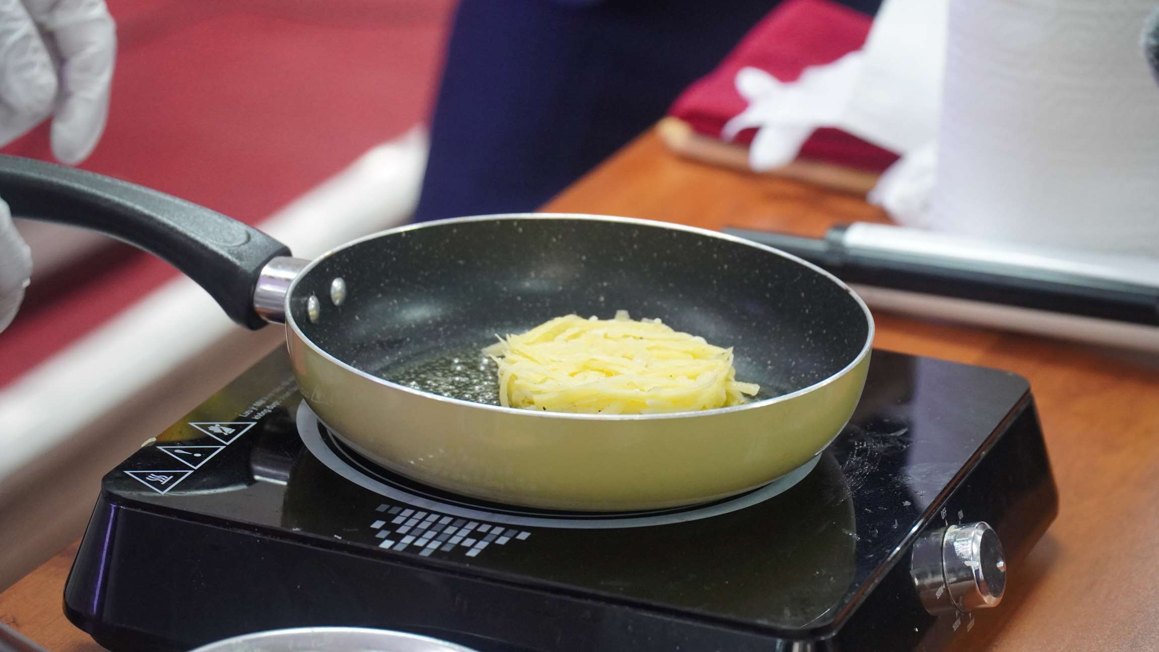 Áp chảo để bánh giòn ngoài trong mềm. Ảnh: Minh Vũ