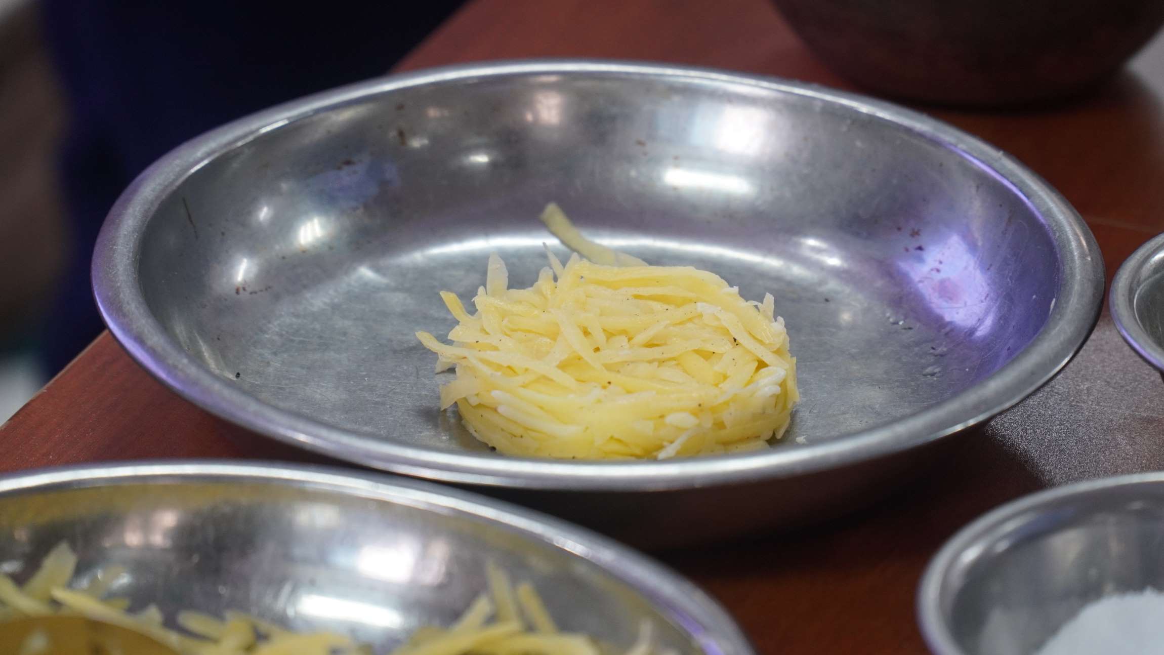 Tạo khuôn cho bánh khoai tây. Ảnh: Minh Vũ