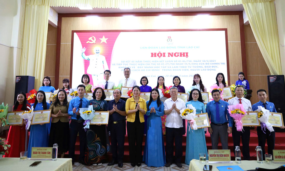 LĐLĐ tỉnh Lào Cai tặng Bằng khen cho 10 tập thể và 7 cá nhân đã có thành tích xuất sắc. Ảnh: Bảo Nguyên