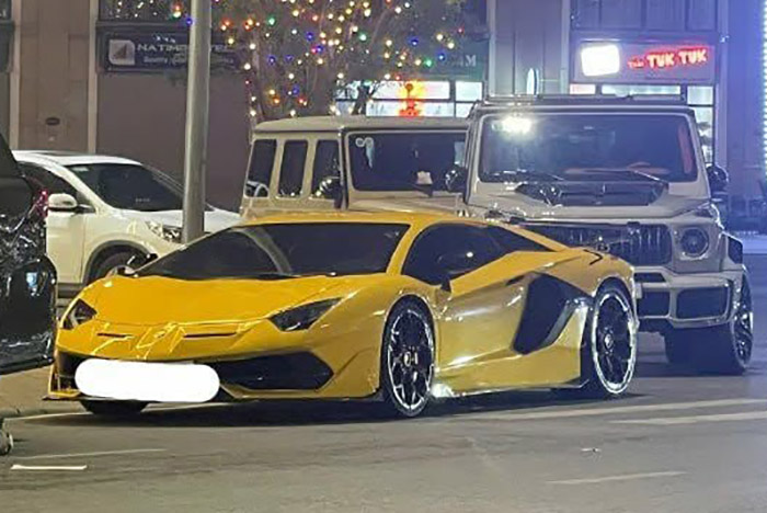 A fleet of supercars and luxury SUVs appeared in Hung Yen, attracting attention with the presence of Lamborghini Aventador LP700-4 SVJ and Mercedes-AMG G63. Photo: Tuan Kiet
