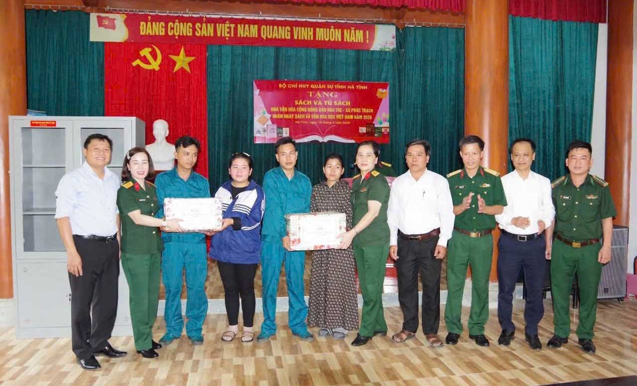 하띤성 군사령부 대표가 라오째 마을 공동체 문화회관에 책과 책장을 기증했습니다. 사진: 쩐탄