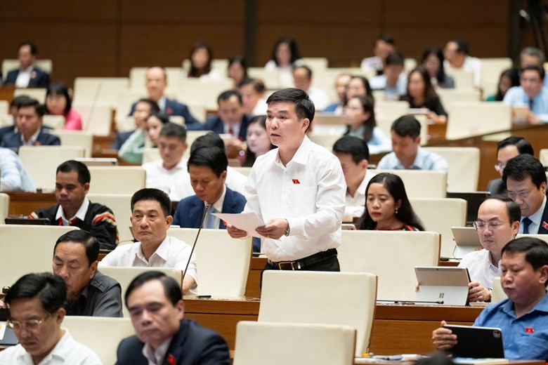 Le député Ha Sy Huan a présenté une proposition d'évaluation globale du régime et des politiques salariales et d'indemnités. Photo: Media Parlement