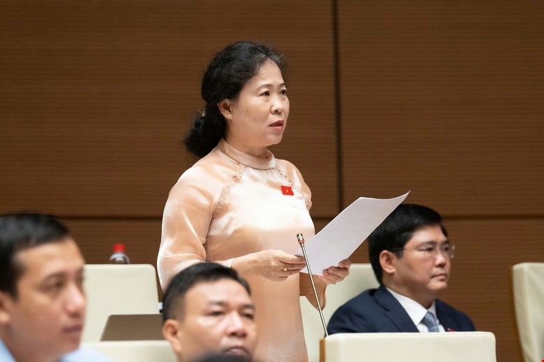 Đại biểu Tô Ái Vang phát biểu. Ảnh: Media Quốc hội