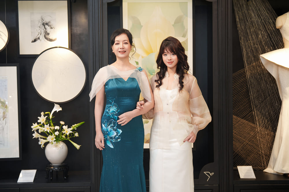NSƯT Chiều Xuân và con gái Hồng Khanh xuất hiện đồng điệu trong trang phục của NTK Xuân Lê. Ảnh: Team Trương Gia Huy  