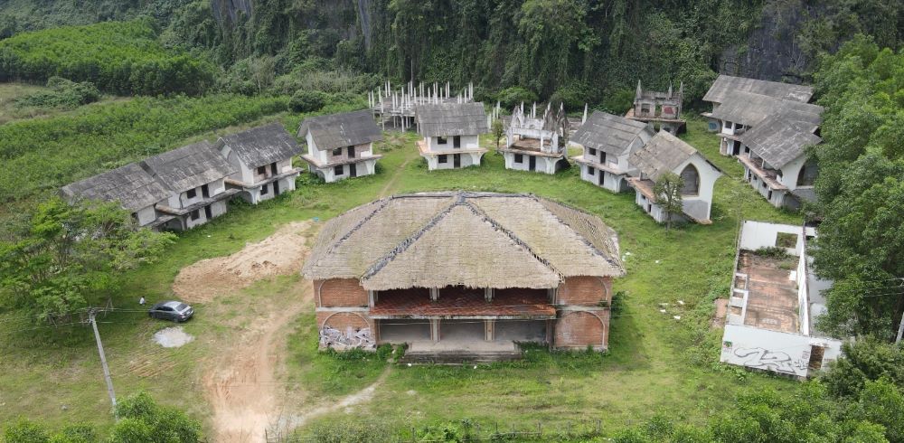 Many tourism projects in Phong Nha are behind schedule, causing unsightliness and affecting tourist destinations. Photo: Thanh Trung