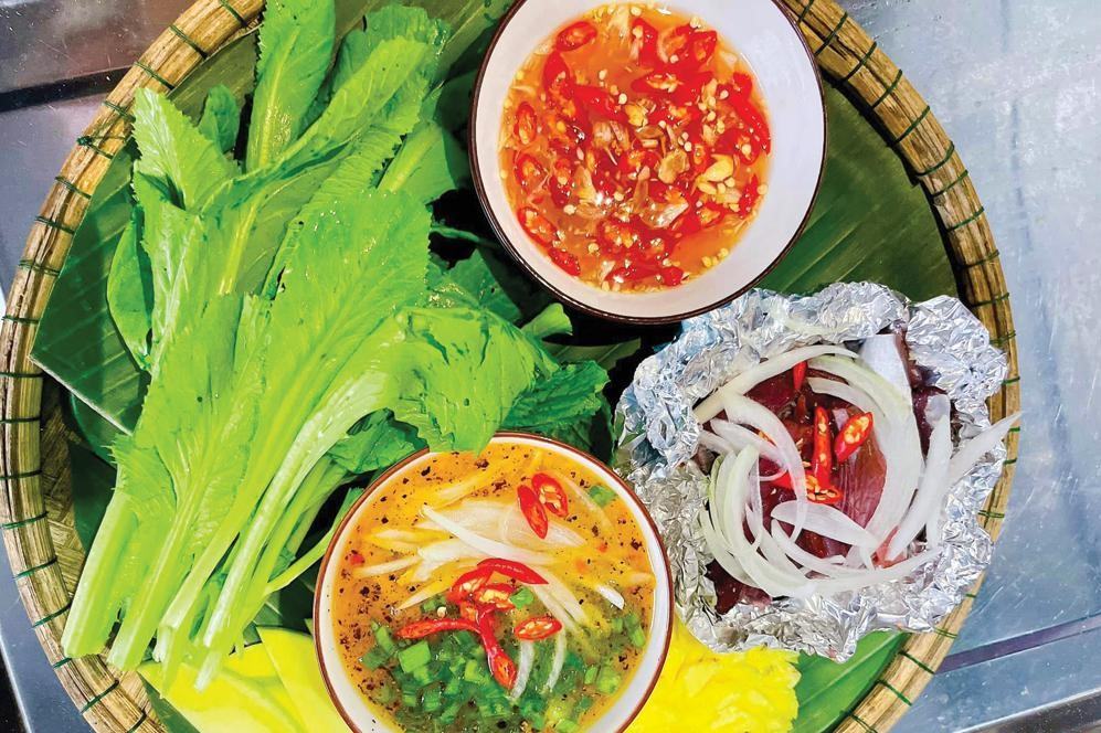 Le thon trempé dans du vinaigre est un plat préféré de nombreux habitants de Quang Ngai. Photo: Hai Chau