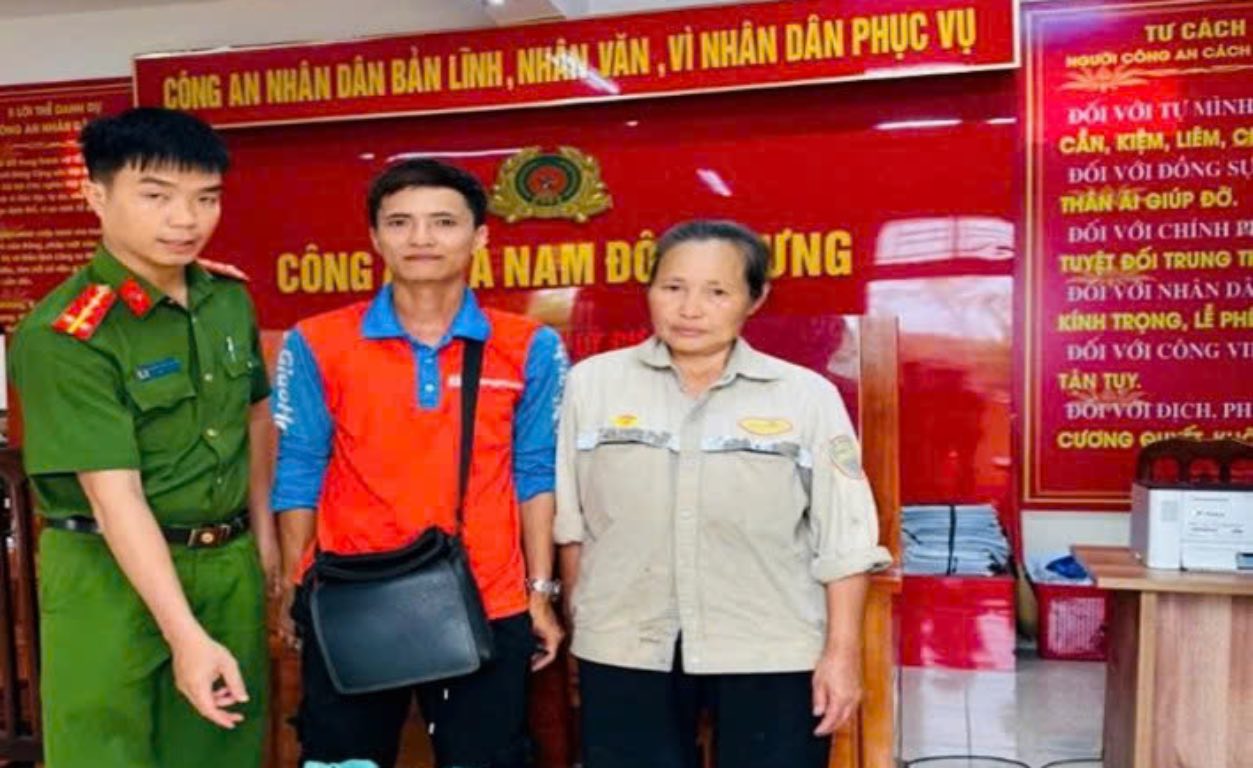 Nam Dong Hung Commune Police hand over property to citizens. Photo: Hung Yen Provincial Police