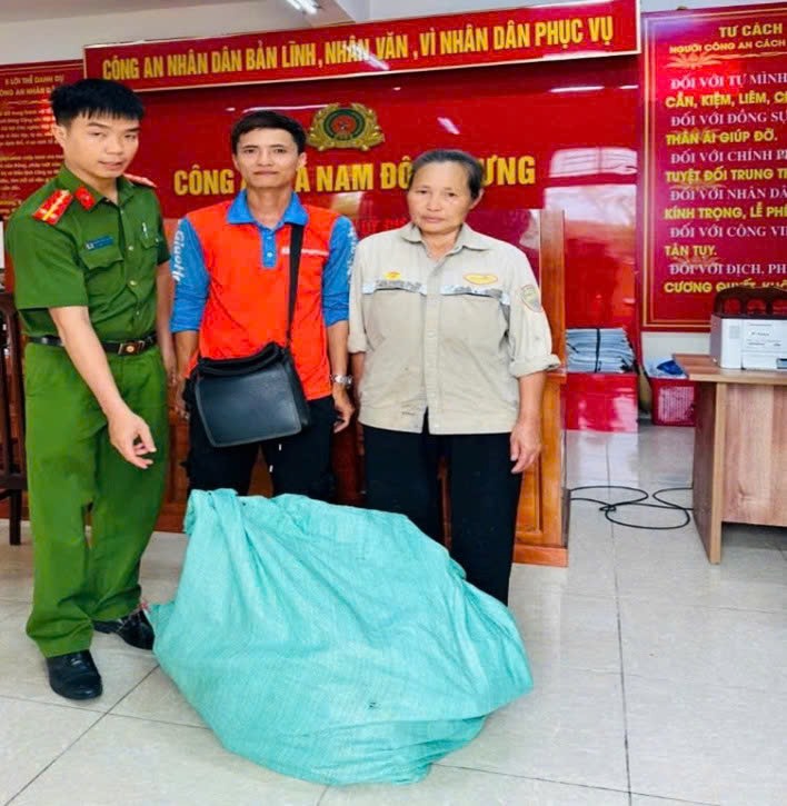 Công an xã Nam Đông Hưng bàn giao lại tài sản cho công dân. Ảnh: Công an tỉnh Hưng Yên 