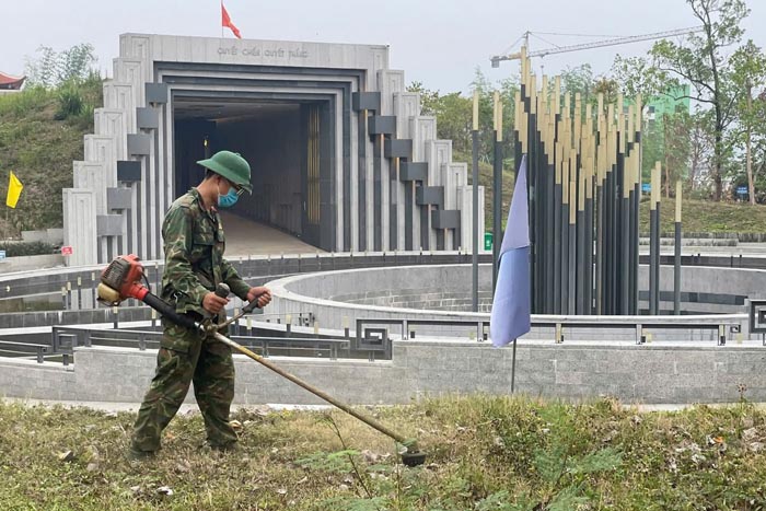 Amélioration du paysage au temple commémoratif des martyrs sur le champ de bataille de Điện Biên Phủ. Photo: Comité de gestion des vestiges