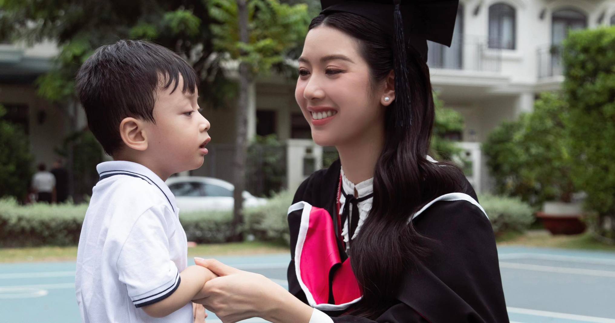 Á hậu Thúy Vân và con trai. Ảnh: Mai Anh. 