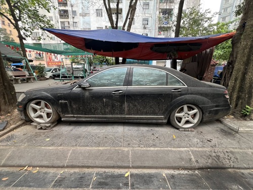 The Mercedes S63 car "abandoned" for 10 years in Hanoi is exhibits of the case. Photo: Dung Tien