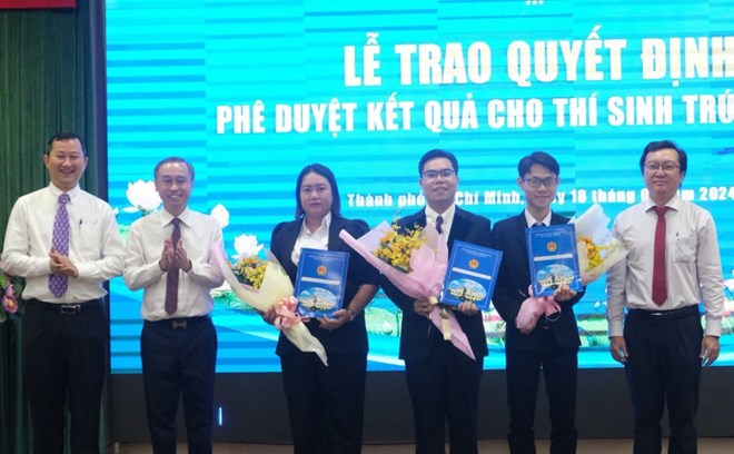 TPHCM trao quyết định tuyển dụng 3 sinh viên xuất sắc tuyển thẳng viên chức hồi tháng 1.2024. Ảnh: Chân Phúc