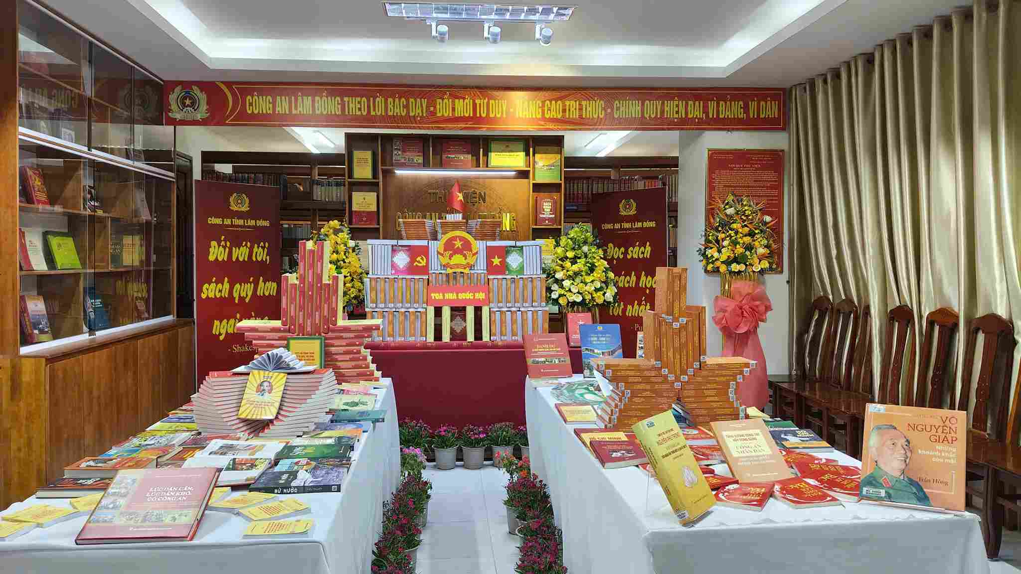 Hàng trăm đầu sách được Công an Lâm Đồng giới thiệu tại không gian trưng bày, triển lãm. Ảnh: Phúc Khánh 