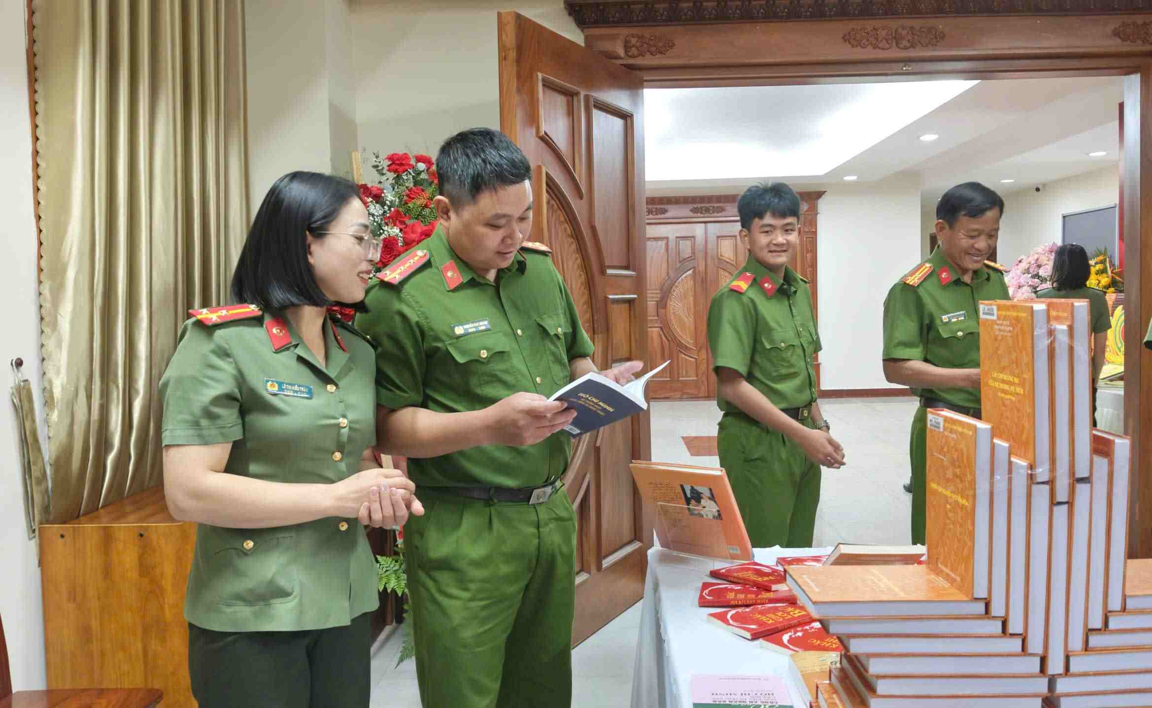 Cán bộ, chiến sĩ Công an Lâm Đồng tham quan, đọc sách tại không gian trưng bày, triển lãm. Ảnh: Phúc Khánh 