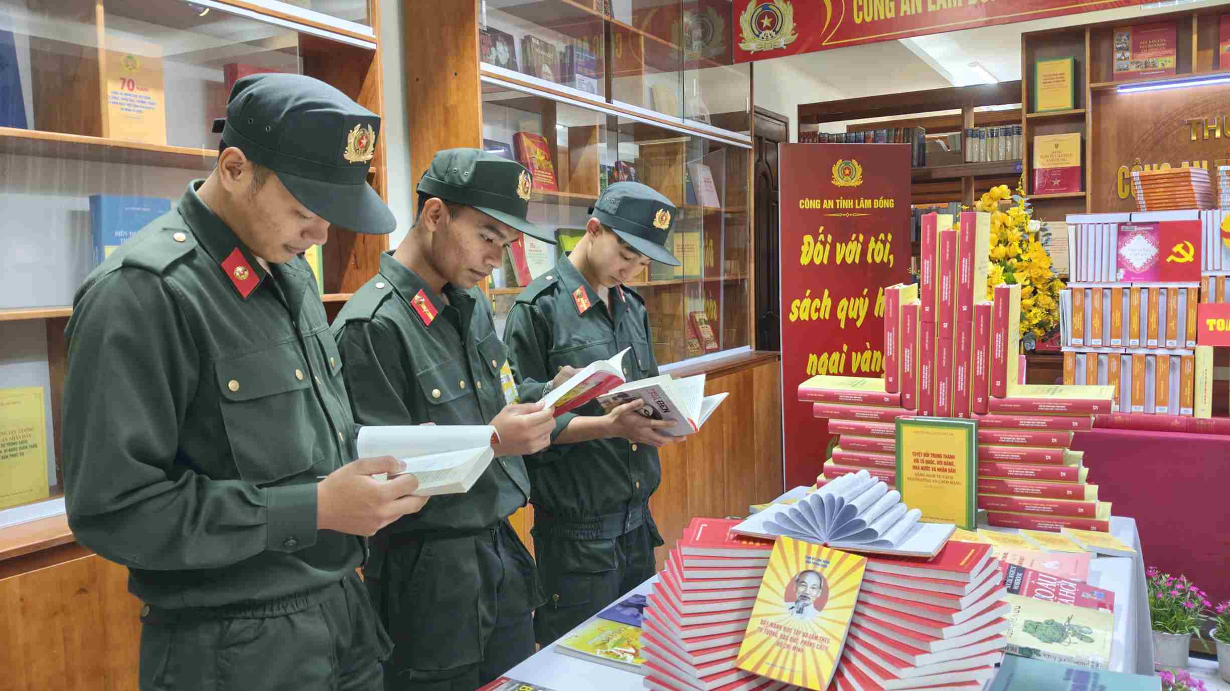 Espace d'exposition, d'exposition et de présentation de livres organisé conjointement par la police de la province de Lâm Đồng. Photo: Phúc Khánh