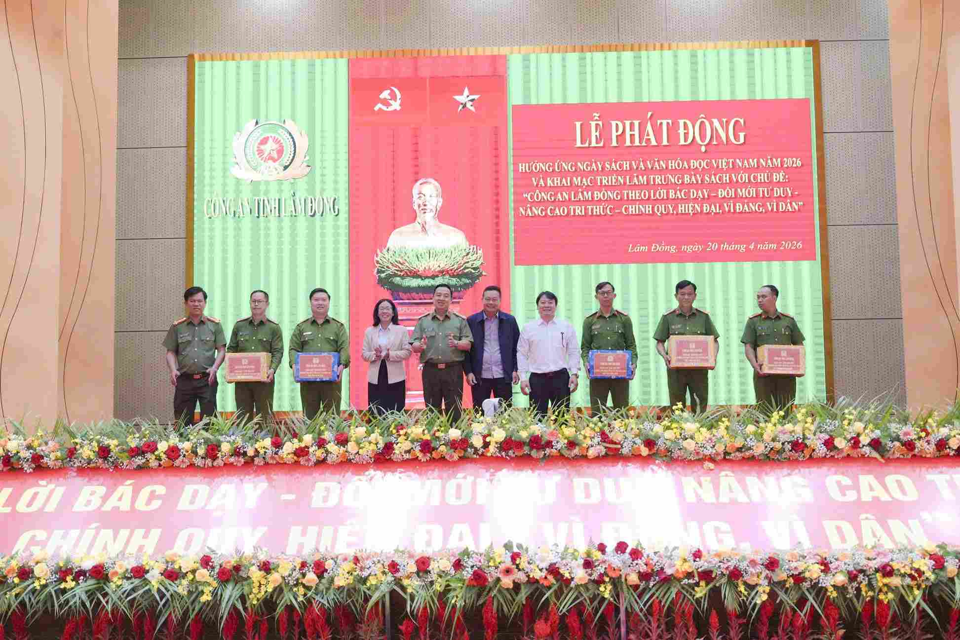 Tặng sách cho cán bộ, chiến sĩ công an các địa phương trong tỉnh Lâm Đồng. Ảnh: Phúc Khánh 