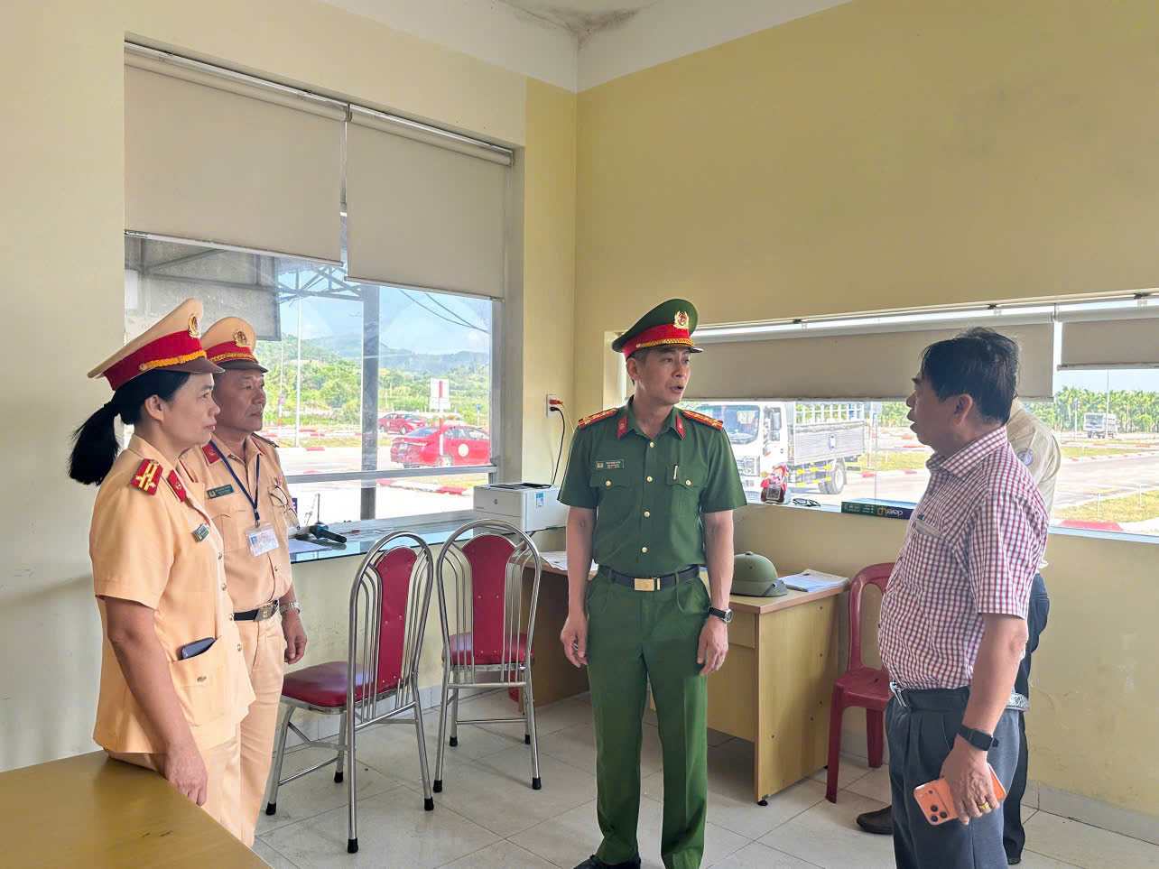 Leaders of Dak Lak Provincial Police inspect the testing work at a driving test training center in the area. Photo: Police provided