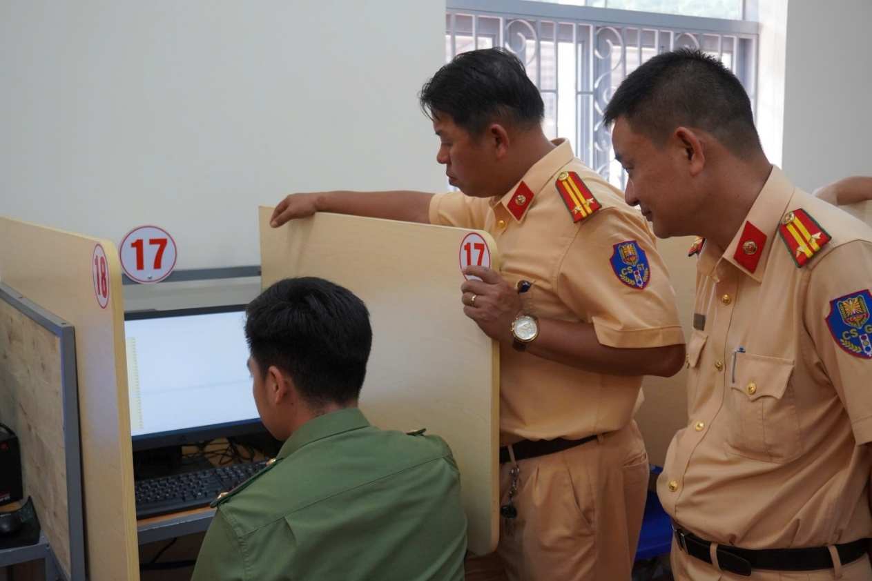Lực lượng công an kiểm tra an ninh, an toàn hệ thống máy phục vụ kiểm tra lý thuyết kỳ sát hạch. Ảnh: Công an cung cấp  