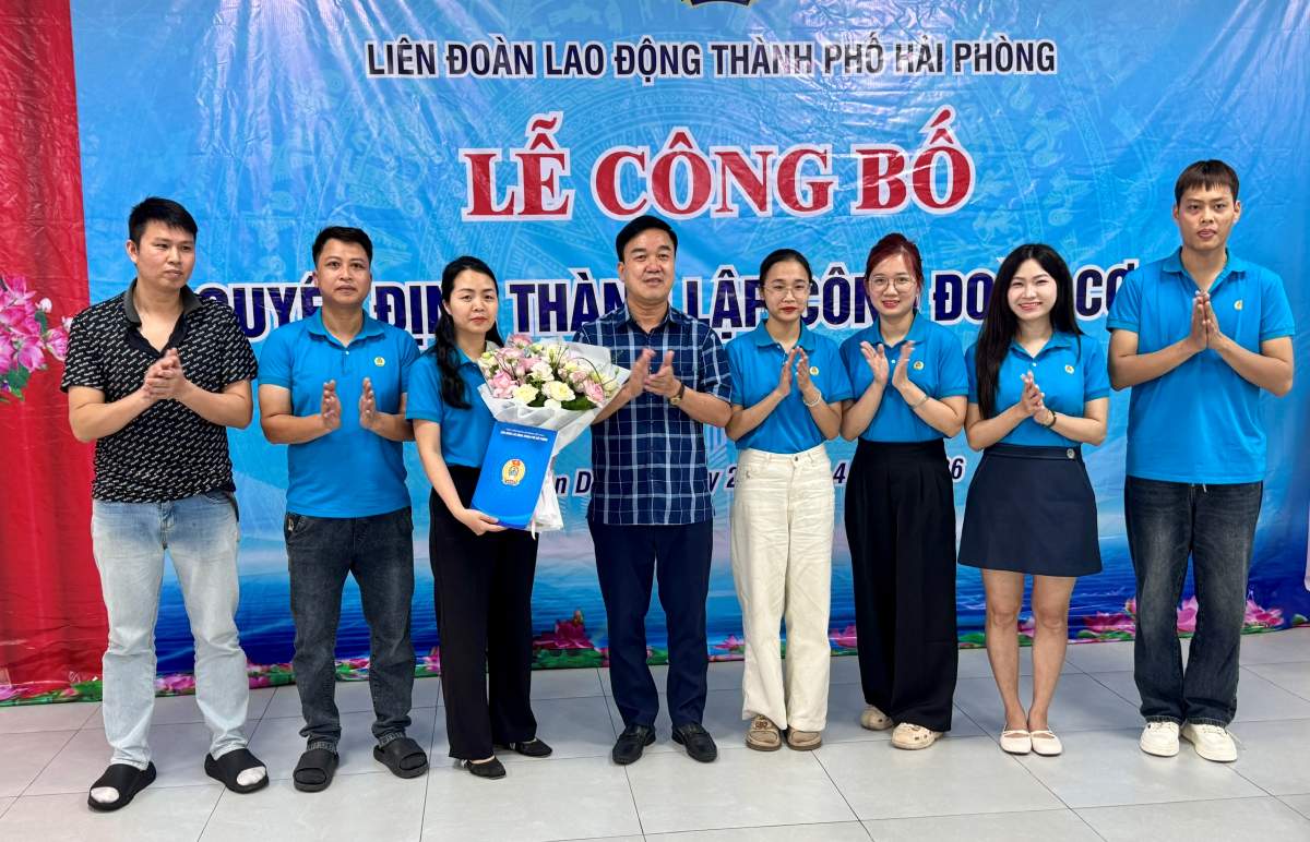 Representatives of the leadership of Hai Phong City Labor Federation present the decision to establish a grassroots trade union. Photo: Tu Anh