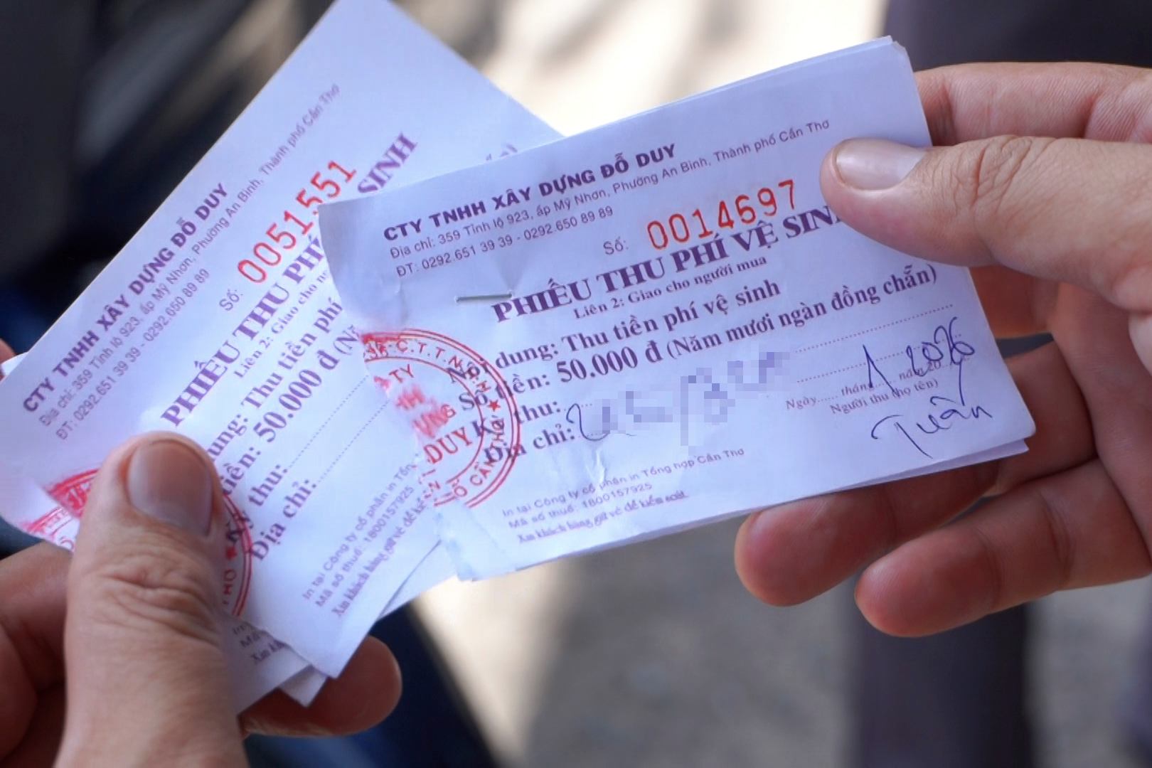 Phiếu thu phí vệ sinh của Công ty TNHH Xây dựng Đỗ Duy. Ảnh: Tạ Quang