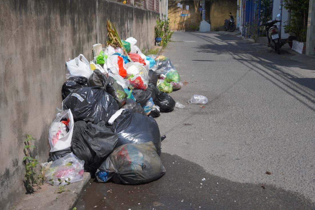 Rác thải tồn đọng tại phường Tân An (ảnh chụp ngày 4.4). Ảnh: Tạ Quang