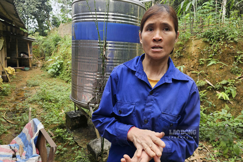 Nỗi lo của nữ công nhân khi căn nhà chực chờ sập, nhất là sắp đến mùa mưa bão. Ảnh: Bảo Nguyên