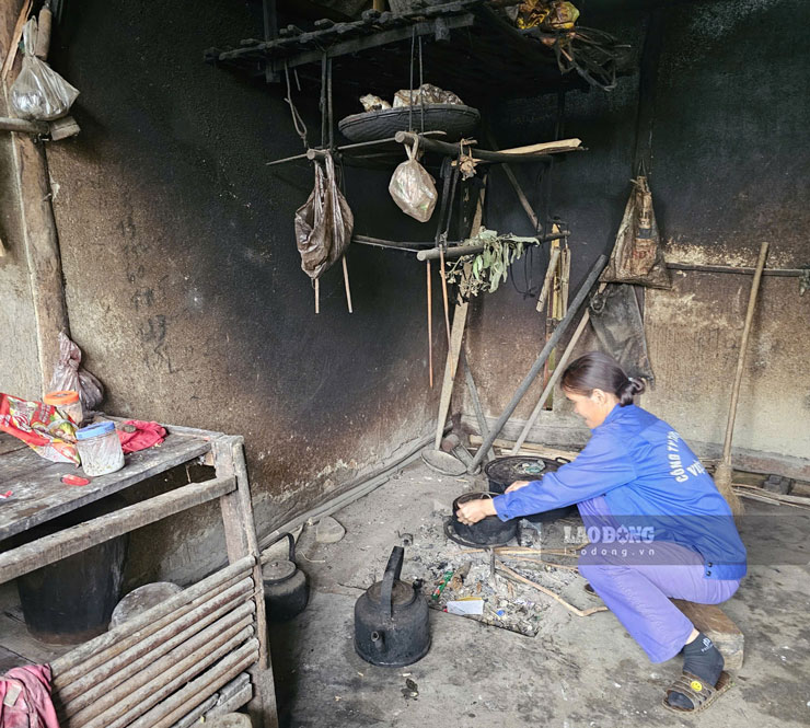 Khu bếp nơi chị nấu ăn mỗi ngày 2 bữa chăm mẹ chồng già yếu và con gái học lớp 3