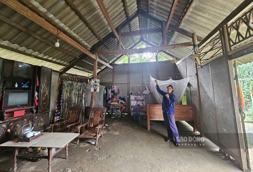 Những chiếc cột gỗ đã mục, xà nhà xuống cấp, mái nhà dột nát sau nhiều mùa mưa nắng.