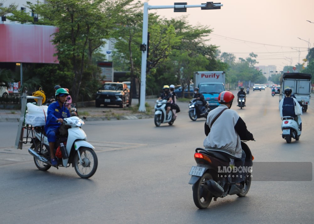 Giao thông rối loạn khi đèn tín hiệu ở ngã tư Trần Quang Khải - Hai Bà Trưng không hoạt động. Ảnh: Nguyễn Luân
