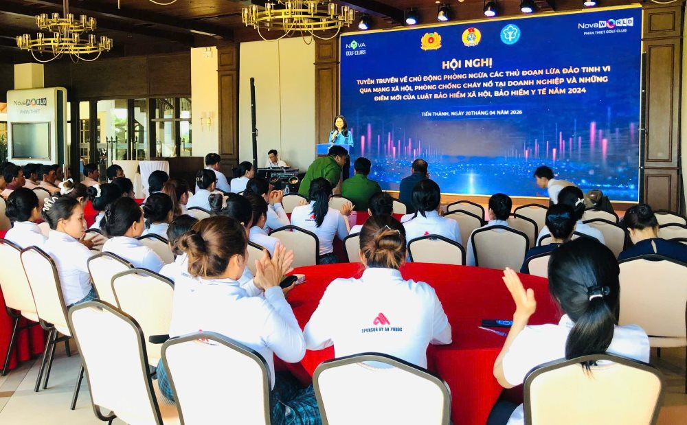 Bà Đào Thị Hà Ny - Chủ tịch Công đoàn phường Tiến Thành phát biểu khai mạc chương trình. Ảnh: Phạm Duy 