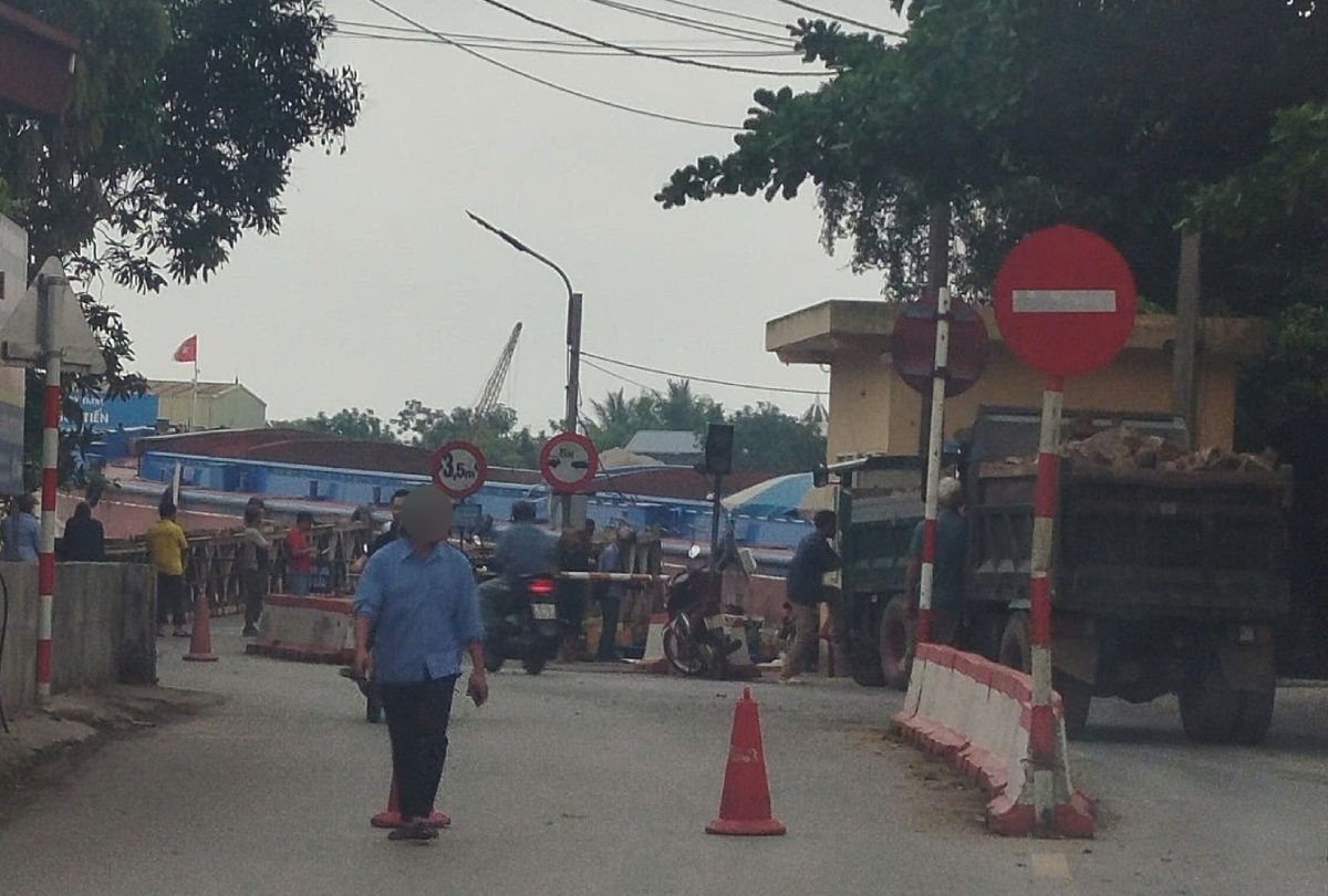 Ship collides with Ninh Cuong pontoon bridge (Ninh Binh province). Photo: People provided