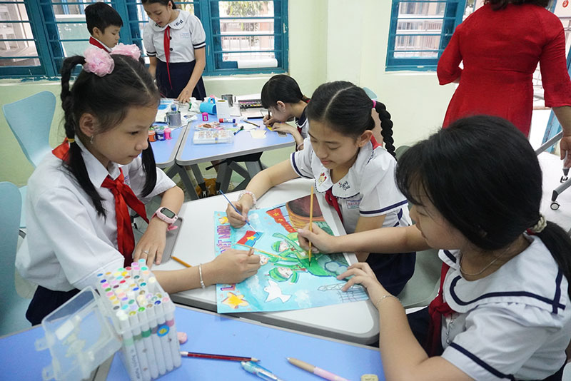 Học sinh khối 3 và 4 thiết kế poster giới thiệu sách. Ảnh: Trần Thi