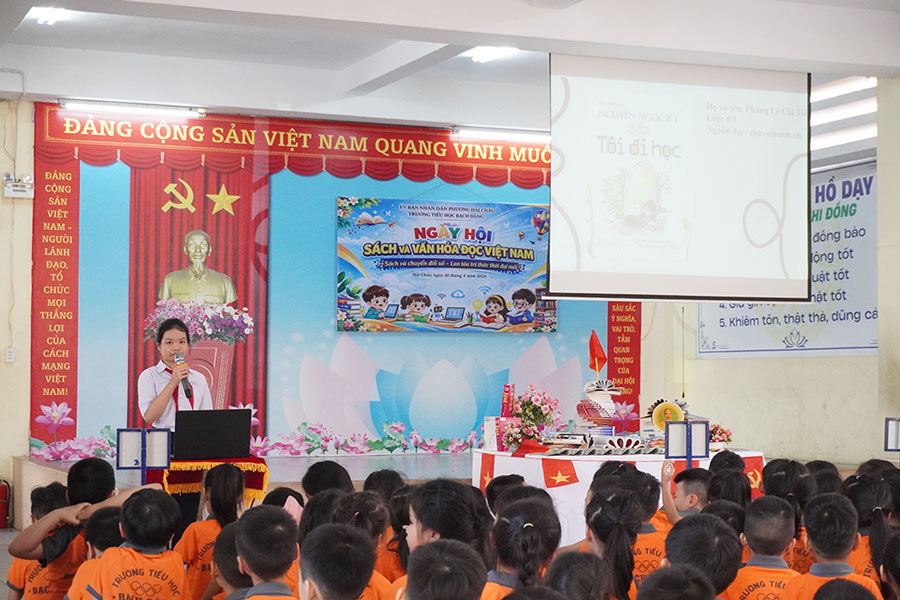 Các hoạt động áp dụng công nghệ trong thuyết trình sách, kể truyện. Ảnh: Trần Thi